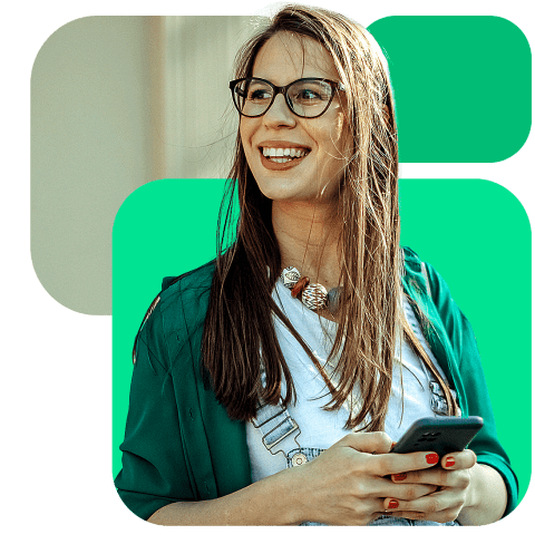Mulher de óculos com celular na mão com fundo geométrico verde e bege